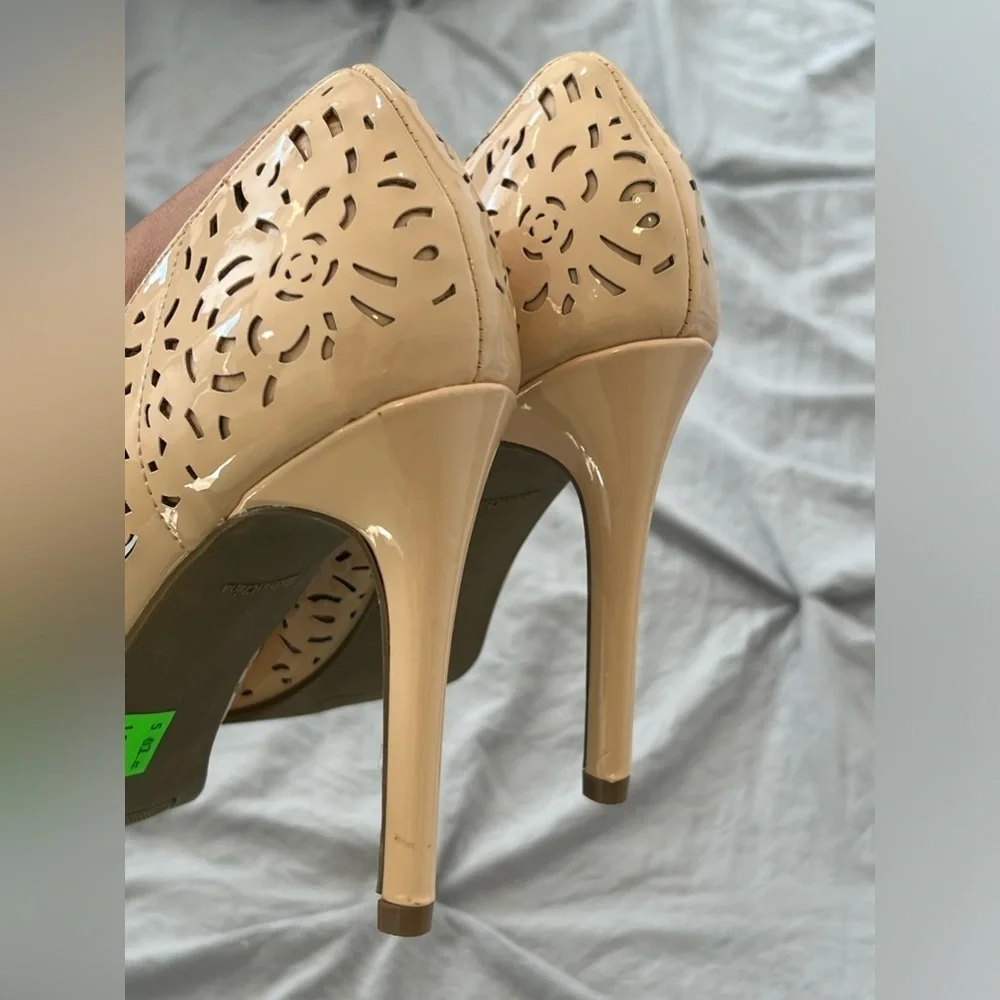 Report Fenestrated pointy toe heels pumps